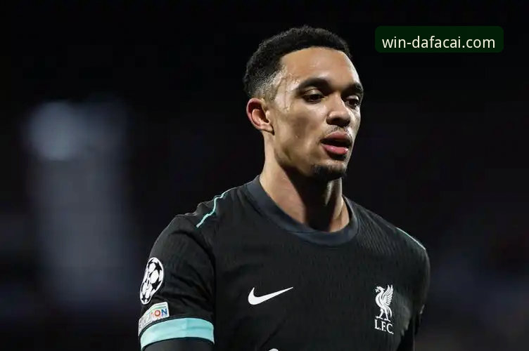 球星场外“小插曲”的深度解析：从阿诺德停车事件看体育生态的规则与温情